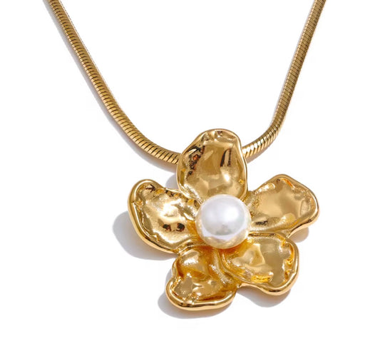 Hammered Flower Necklace with Pearl