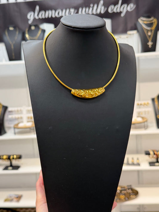 DELILAH Magnetic Clasp Choker Necklace Hammered Pendant HAMMERED