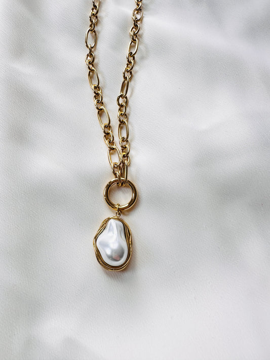 MOLLY Chunky Chain Necklace with Baroque Pearl Pendant